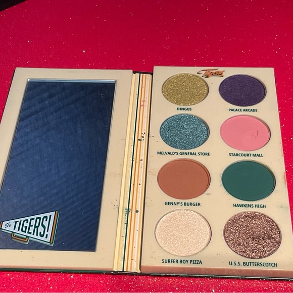 M·A·C X STRANGER THINGS Hawkins Class of 1986 Eye Palette - Picture 8 of 15